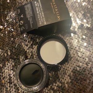 Anastasia Beverly Hills waterproof  Creme color